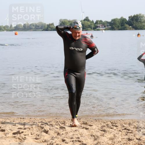 15.06.2025 - 27. Vierlanden-Triathlon Lena Gebhardt http://msf.ph/oto/8048018 15.06.2025 08:58:08 Schwimmen 151, 157, 232 meine-sportfotos.de