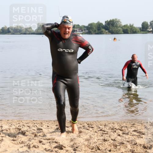 15.06.2025 - 27. Vierlanden-Triathlon Lena Gebhardt http://msf.ph/oto/8048020 15.06.2025 08:58:09 Schwimmen 151, 157, 232 meine-sportfotos.de