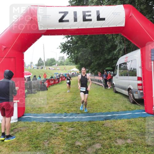 21.06.2025 - 27. Vierlanden-Triathlon MichiJ http://msf.ph/oto/8048023 15.06.2026 14:17:17 Ziel 1218, 1269 meine-sportfotos.de