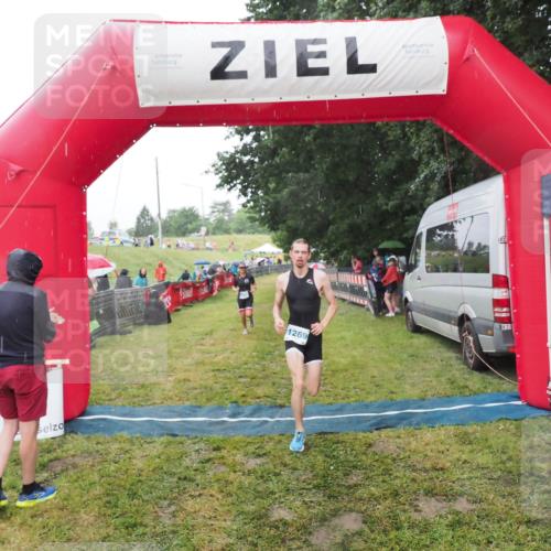 21.06.2025 - 27. Vierlanden-Triathlon MichiJ http://msf.ph/oto/8048028 15.06.2026 14:17:18 Ziel 1218, 1269 meine-sportfotos.de