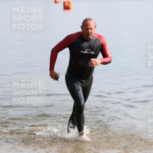 15.06.2025 - 27. Vierlanden-Triathlon Lena Gebhardt http://msf.ph/oto/8048031 15.06.2025 08:58:13 Schwimmen 151, 157, 232 meine-sportfotos.de