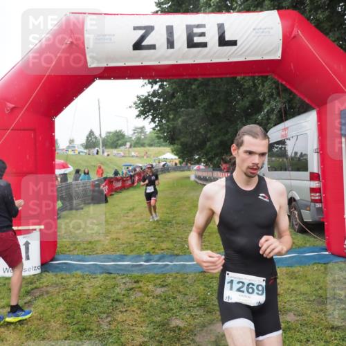 21.06.2025 - 27. Vierlanden-Triathlon MichiJ http://msf.ph/oto/8048034 15.06.2026 14:17:18 Ziel 1218, 1269 meine-sportfotos.de