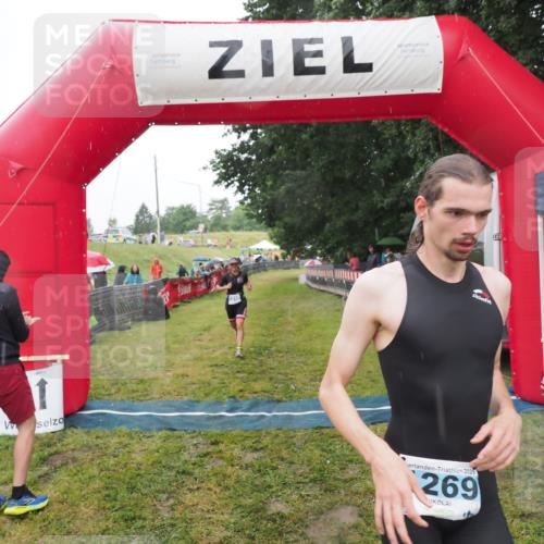 21.06.2025 - 27. Vierlanden-Triathlon MichiJ http://msf.ph/oto/8048037 15.06.2026 14:17:18 Ziel 1218, 1269 meine-sportfotos.de