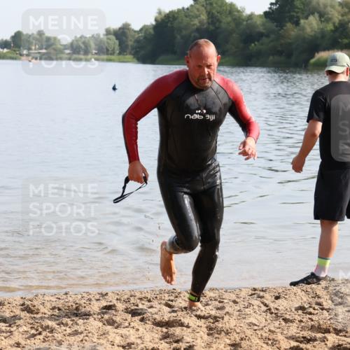 15.06.2025 - 27. Vierlanden-Triathlon Lena Gebhardt http://msf.ph/oto/8048042 15.06.2025 08:58:15 Schwimmen 151, 157, 232 meine-sportfotos.de