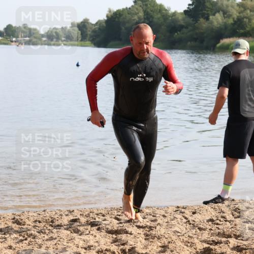 15.06.2025 - 27. Vierlanden-Triathlon Lena Gebhardt http://msf.ph/oto/8048044 15.06.2025 08:58:15 Schwimmen 151, 157, 232 meine-sportfotos.de