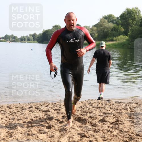 15.06.2025 - 27. Vierlanden-Triathlon Lena Gebhardt http://msf.ph/oto/8048046 15.06.2025 08:58:16 Schwimmen 151, 232 meine-sportfotos.de