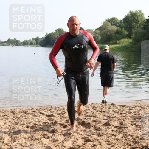 15.06.2025 - 27. Vierlanden-Triathlon Lena Gebhardt http://msf.ph/oto/8048048 15.06.2025 08:58:16 Schwimmen 151, 232 meine-sportfotos.de