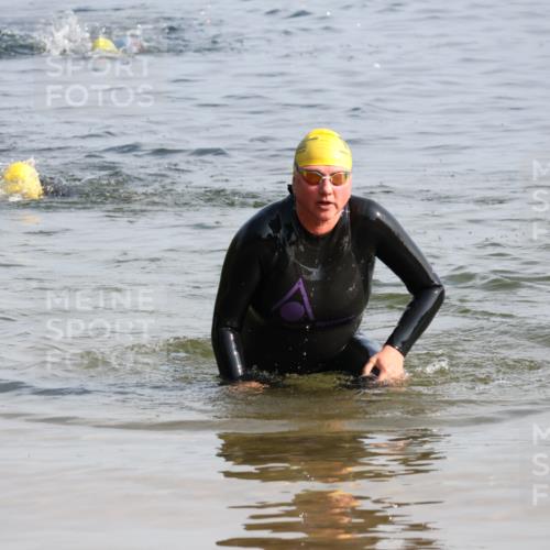 15.06.2025 - 27. Vierlanden-Triathlon Lena Gebhardt http://msf.ph/oto/8048060 15.06.2025 08:58:43 Schwimmen 208, 236 meine-sportfotos.de