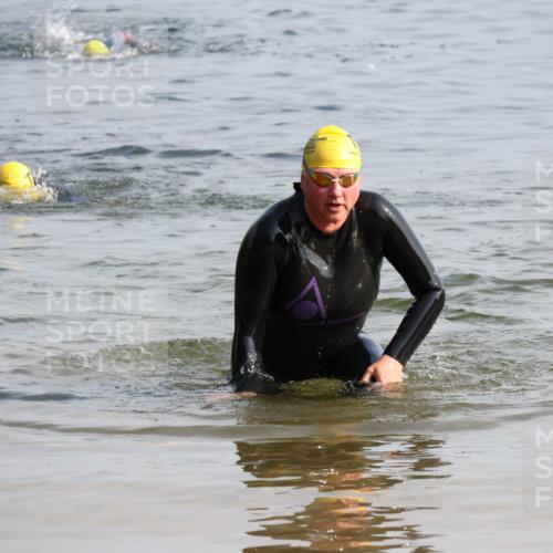 15.06.2025 - 27. Vierlanden-Triathlon Lena Gebhardt http://msf.ph/oto/8048062 15.06.2025 08:58:43 Schwimmen 208, 236 meine-sportfotos.de