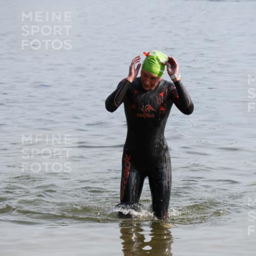 15.06.2025 - 27. Vierlanden-Triathlon Lena Gebhardt http://msf.ph/oto/8048064 15.06.2025 08:58:44 Schwimmen 208, 236 meine-sportfotos.de