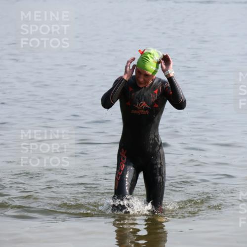 15.06.2025 - 27. Vierlanden-Triathlon Lena Gebhardt http://msf.ph/oto/8048066 15.06.2025 08:58:44 Schwimmen 208, 236 meine-sportfotos.de