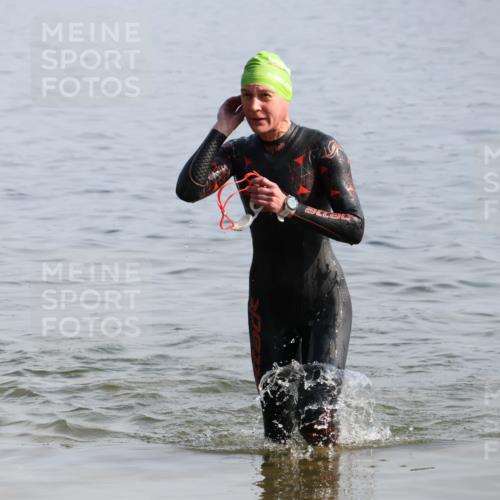 15.06.2025 - 27. Vierlanden-Triathlon Lena Gebhardt http://msf.ph/oto/8048068 15.06.2025 08:58:45 Schwimmen 208, 236 meine-sportfotos.de