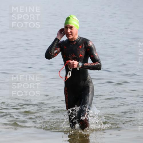 15.06.2025 - 27. Vierlanden-Triathlon Lena Gebhardt http://msf.ph/oto/8048070 15.06.2025 08:58:45 Schwimmen 208, 236 meine-sportfotos.de