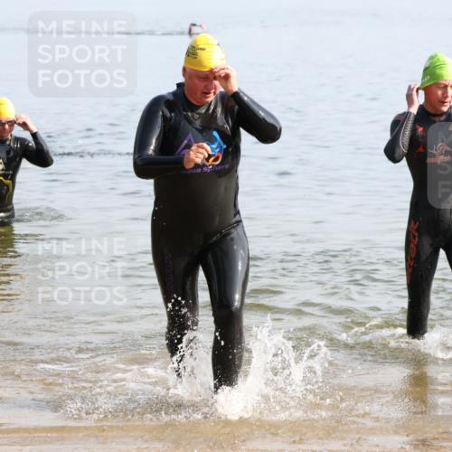 15.06.2025 - 27. Vierlanden-Triathlon Lena Gebhardt http://msf.ph/oto/8048072 15.06.2025 08:58:47 Schwimmen 208, 236 meine-sportfotos.de
