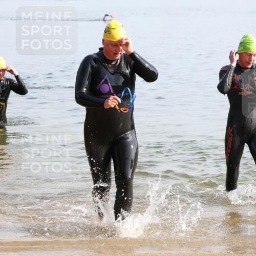 15.06.2025 - 27. Vierlanden-Triathlon Lena Gebhardt http://msf.ph/oto/8048073 15.06.2025 08:58:47 Schwimmen 208, 236 meine-sportfotos.de