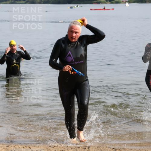 15.06.2025 - 27. Vierlanden-Triathlon Lena Gebhardt http://msf.ph/oto/8048075 15.06.2025 08:58:47 Schwimmen 208, 236 meine-sportfotos.de