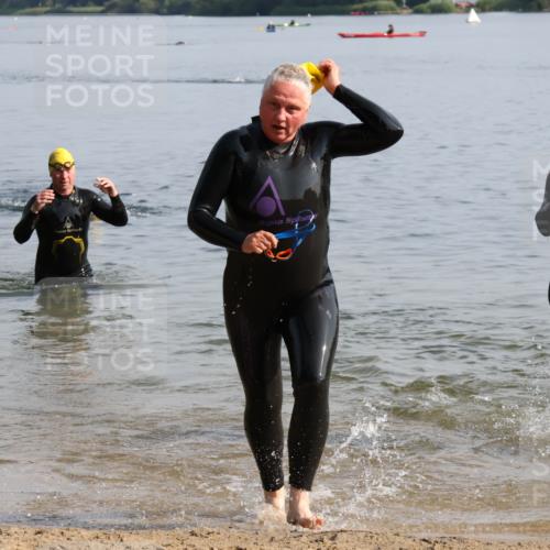 15.06.2025 - 27. Vierlanden-Triathlon Lena Gebhardt http://msf.ph/oto/8048077 15.06.2025 08:58:48 Schwimmen 208, 236 meine-sportfotos.de