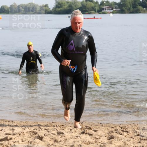 15.06.2025 - 27. Vierlanden-Triathlon Lena Gebhardt http://msf.ph/oto/8048079 15.06.2025 08:58:48 Schwimmen 208, 236 meine-sportfotos.de