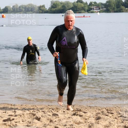 15.06.2025 - 27. Vierlanden-Triathlon Lena Gebhardt http://msf.ph/oto/8048081 15.06.2025 08:58:49 Schwimmen 208, 236 meine-sportfotos.de