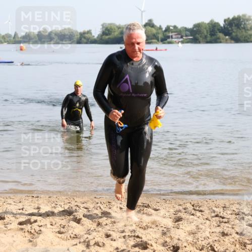 15.06.2025 - 27. Vierlanden-Triathlon Lena Gebhardt http://msf.ph/oto/8048083 15.06.2025 08:58:49 Schwimmen 208, 236 meine-sportfotos.de