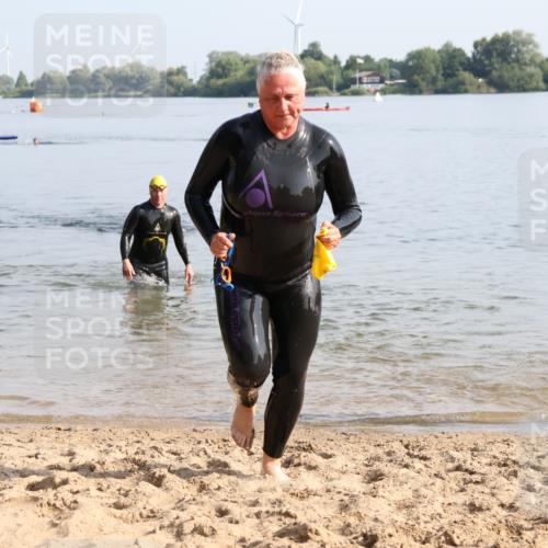 15.06.2025 - 27. Vierlanden-Triathlon Lena Gebhardt http://msf.ph/oto/8048084 15.06.2025 08:58:49 Schwimmen 208, 236 meine-sportfotos.de