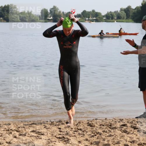 15.06.2025 - 27. Vierlanden-Triathlon Lena Gebhardt http://msf.ph/oto/8048086 15.06.2025 08:58:50 Schwimmen 208, 235, 236 meine-sportfotos.de