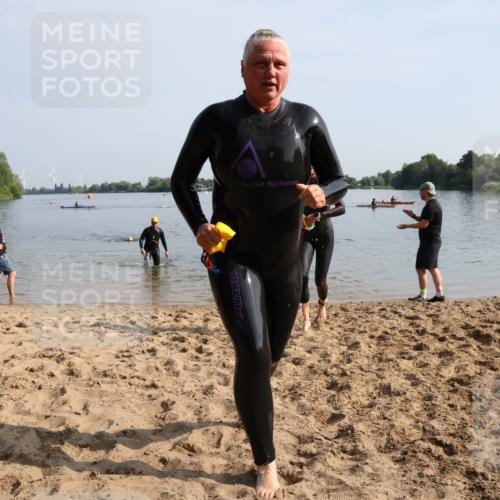 15.06.2025 - 27. Vierlanden-Triathlon Lena Gebhardt http://msf.ph/oto/8048090 15.06.2025 08:58:52 Schwimmen 208, 235, 236 meine-sportfotos.de