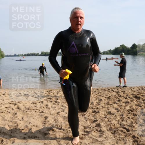 15.06.2025 - 27. Vierlanden-Triathlon Lena Gebhardt http://msf.ph/oto/8048092 15.06.2025 08:58:52 Schwimmen 208, 235, 236 meine-sportfotos.de