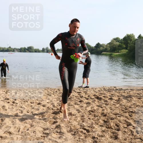 15.06.2025 - 27. Vierlanden-Triathlon Lena Gebhardt http://msf.ph/oto/8048094 15.06.2025 08:58:53 Schwimmen 208, 235, 236 meine-sportfotos.de