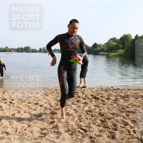 15.06.2025 - 27. Vierlanden-Triathlon Lena Gebhardt http://msf.ph/oto/8048096 15.06.2025 08:58:53 Schwimmen 208, 235, 236 meine-sportfotos.de