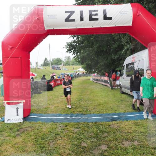 21.06.2025 - 27. Vierlanden-Triathlon MichiJ http://msf.ph/oto/8048103 15.06.2026 14:18:03 Ziel 1212 meine-sportfotos.de