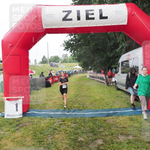 21.06.2025 - 27. Vierlanden-Triathlon MichiJ http://msf.ph/oto/8048105 15.06.2026 14:18:03 Ziel 1212 meine-sportfotos.de
