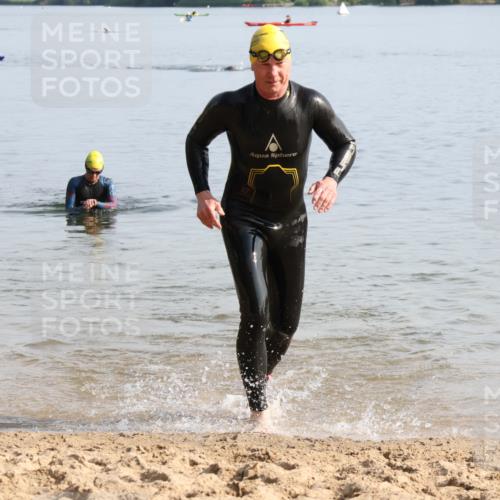15.06.2025 - 27. Vierlanden-Triathlon Lena Gebhardt http://msf.ph/oto/8048106 15.06.2025 08:58:56 Schwimmen 208, 235, 236 meine-sportfotos.de