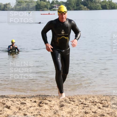 15.06.2025 - 27. Vierlanden-Triathlon Lena Gebhardt http://msf.ph/oto/8048108 15.06.2025 08:58:57 Schwimmen 208, 235, 236 meine-sportfotos.de
