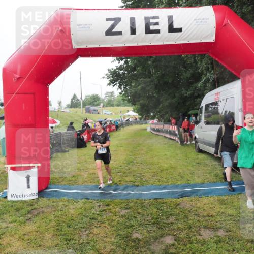 21.06.2025 - 27. Vierlanden-Triathlon MichiJ http://msf.ph/oto/8048109 15.06.2026 14:18:03 Ziel 1212 meine-sportfotos.de