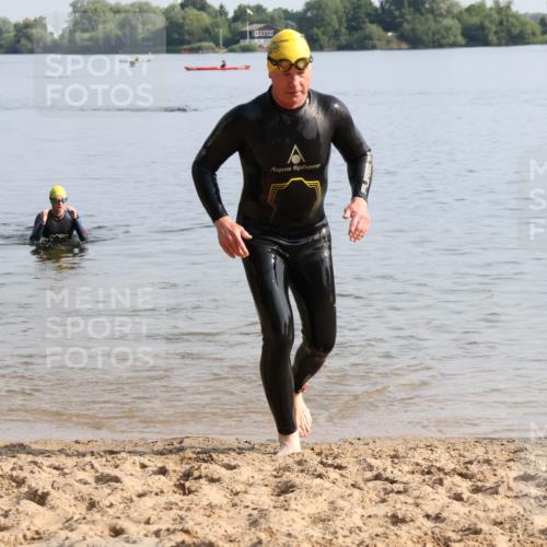 15.06.2025 - 27. Vierlanden-Triathlon Lena Gebhardt http://msf.ph/oto/8048110 15.06.2025 08:58:57 Schwimmen 208, 235, 236 meine-sportfotos.de