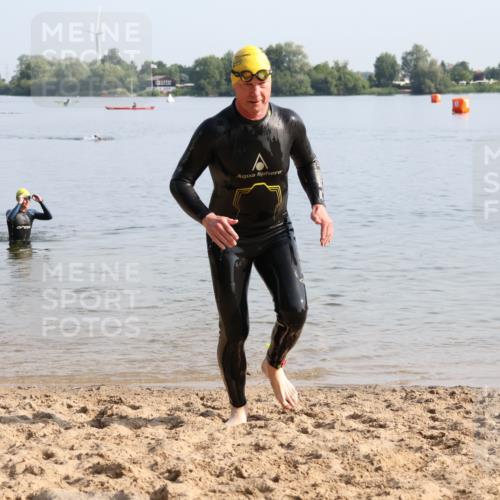 15.06.2025 - 27. Vierlanden-Triathlon Lena Gebhardt http://msf.ph/oto/8048111 15.06.2025 08:58:58 Schwimmen 208, 227, 235, 236 meine-sportfotos.de