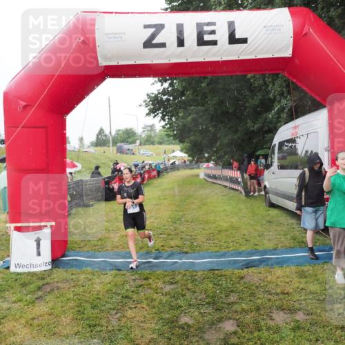 21.06.2025 - 27. Vierlanden-Triathlon MichiJ http://msf.ph/oto/8048112 15.06.2026 14:18:03 Ziel 1212 meine-sportfotos.de