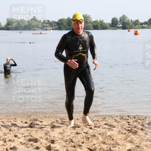 15.06.2025 - 27. Vierlanden-Triathlon Lena Gebhardt http://msf.ph/oto/8048113 15.06.2025 08:58:58 Schwimmen 208, 227, 235, 236 meine-sportfotos.de