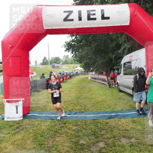 21.06.2025 - 27. Vierlanden-Triathlon MichiJ http://msf.ph/oto/8048114 15.06.2026 14:18:03 Ziel 1212 meine-sportfotos.de