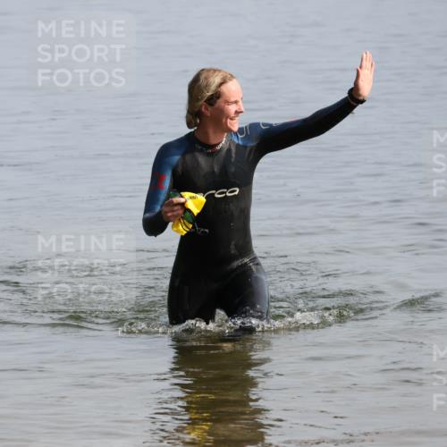 15.06.2025 - 27. Vierlanden-Triathlon Lena Gebhardt http://msf.ph/oto/8048123 15.06.2025 08:59:03 Schwimmen 227, 235 meine-sportfotos.de