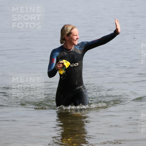15.06.2025 - 27. Vierlanden-Triathlon Lena Gebhardt http://msf.ph/oto/8048125 15.06.2025 08:59:03 Schwimmen 227, 235 meine-sportfotos.de