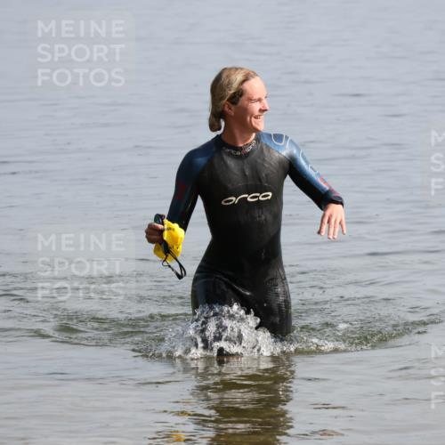 15.06.2025 - 27. Vierlanden-Triathlon Lena Gebhardt http://msf.ph/oto/8048126 15.06.2025 08:59:03 Schwimmen 227, 235 meine-sportfotos.de
