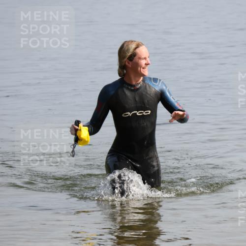 15.06.2025 - 27. Vierlanden-Triathlon Lena Gebhardt http://msf.ph/oto/8048128 15.06.2025 08:59:03 Schwimmen 227, 235 meine-sportfotos.de