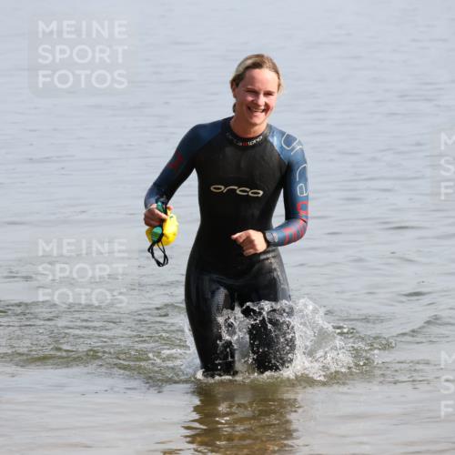 15.06.2025 - 27. Vierlanden-Triathlon Lena Gebhardt http://msf.ph/oto/8048133 15.06.2025 08:59:05 Schwimmen 227, 235 meine-sportfotos.de