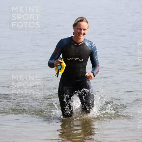 15.06.2025 - 27. Vierlanden-Triathlon Lena Gebhardt http://msf.ph/oto/8048135 15.06.2025 08:59:05 Schwimmen 227, 235 meine-sportfotos.de