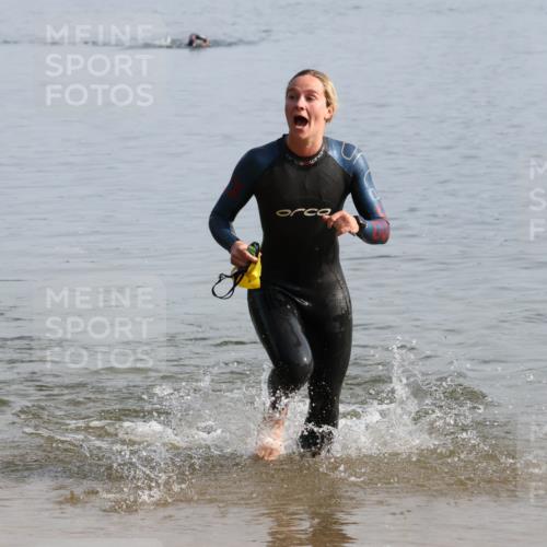 15.06.2025 - 27. Vierlanden-Triathlon Lena Gebhardt http://msf.ph/oto/8048137 15.06.2025 08:59:06 Schwimmen 227, 235 meine-sportfotos.de