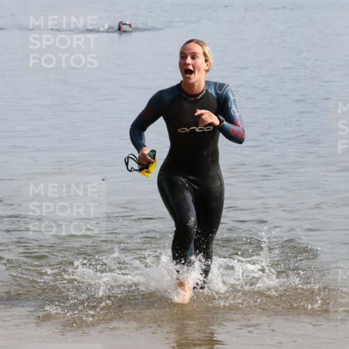 15.06.2025 - 27. Vierlanden-Triathlon Lena Gebhardt http://msf.ph/oto/8048139 15.06.2025 08:59:06 Schwimmen 227, 235 meine-sportfotos.de