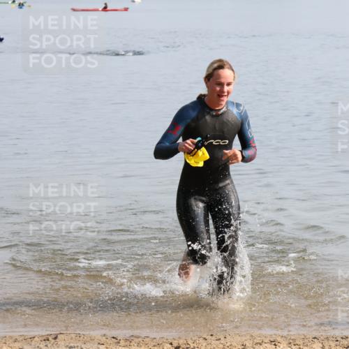 15.06.2025 - 27. Vierlanden-Triathlon Lena Gebhardt http://msf.ph/oto/8048141 15.06.2025 08:59:07 Schwimmen 227, 235 meine-sportfotos.de