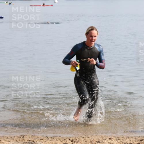 15.06.2025 - 27. Vierlanden-Triathlon Lena Gebhardt http://msf.ph/oto/8048143 15.06.2025 08:59:07 Schwimmen 227, 235 meine-sportfotos.de